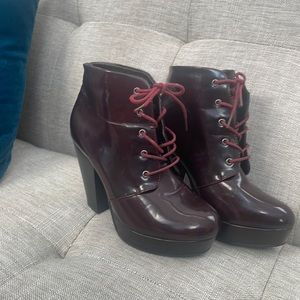 Woman’s platform lace front Cathy Jean ankle boots maroon size 7 hi